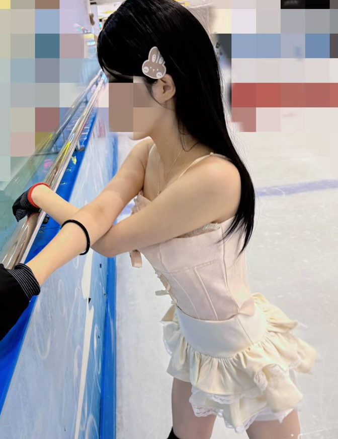 最强兄妹乱伦续集最新出炉【意淫自己妹妹】去玩溜冰 妹妹好粘人啊,哥们受不了 带她去停车场玩刺激,白瘦幼 天然白虎妹妹 被插 咩咩叫-福利岛